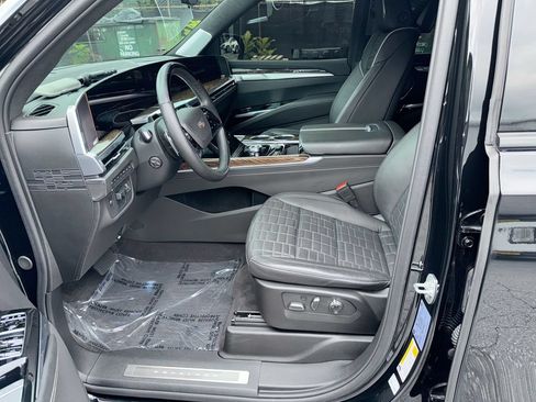 Used 2025 Cadillac Escalade ESV Sport Platinum AWD/4WD image 13