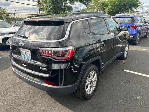 Used 2025 Jeep Compass Latitude w/ Sun & Sound Group AWD/4WD image 3