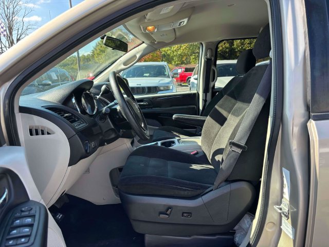 Used 2016 Dodge Grand Caravan SXT FWD image 6