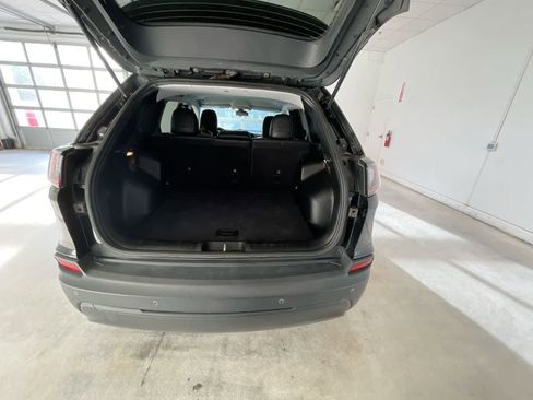 Used 2019 Jeep Cherokee Latitude Plus AWD/4WD image 23