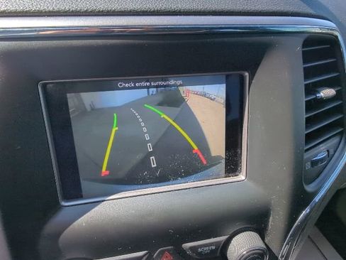 Used 2019 Jeep Grand Cherokee Laredo image 19