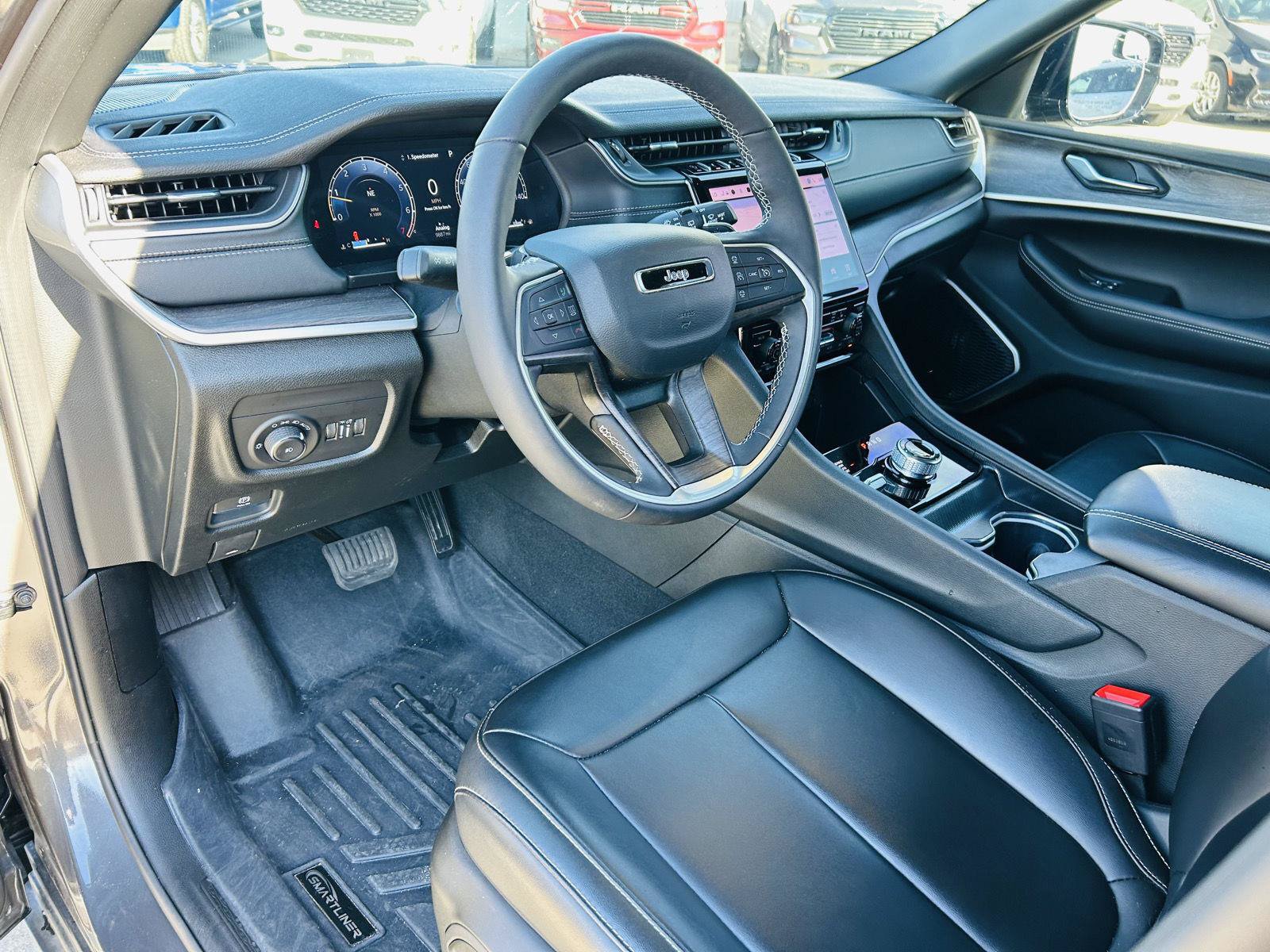 Used 2025 Jeep Grand Cherokee L Limited w/ Black Appearance Package AWD/4WD image 16