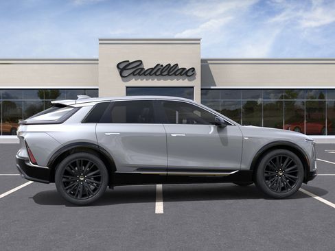 New 2026 Cadillac Lyriq Luxury w/ LPO, Bronce Accent Package RWD image 29
