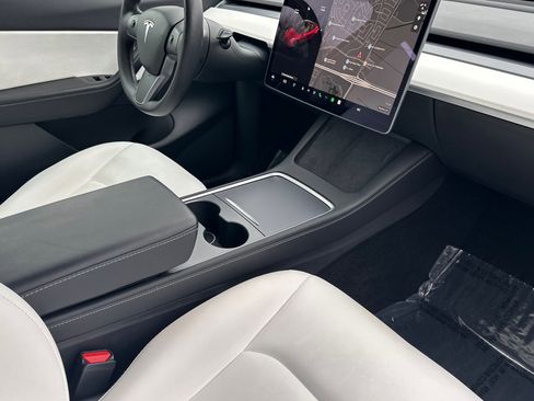 Used 2021 Tesla Model Y Performance image 16