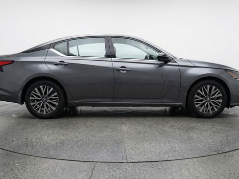 Used 2025 Nissan Altima 2.5 SV image 11