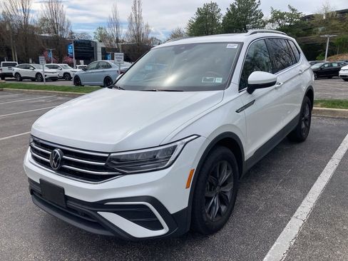 Used 2023 Volkswagen Tiguan SE w/ Panoramic Sunroof Package AWD/4WD image 3