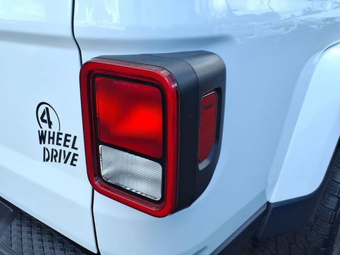 Certified 2022 Jeep Gladiator Sport AWD/4WD image 15