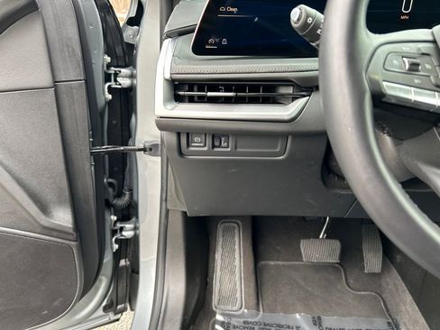 Used 2025 Cadillac XT4 Premium Luxury image 23