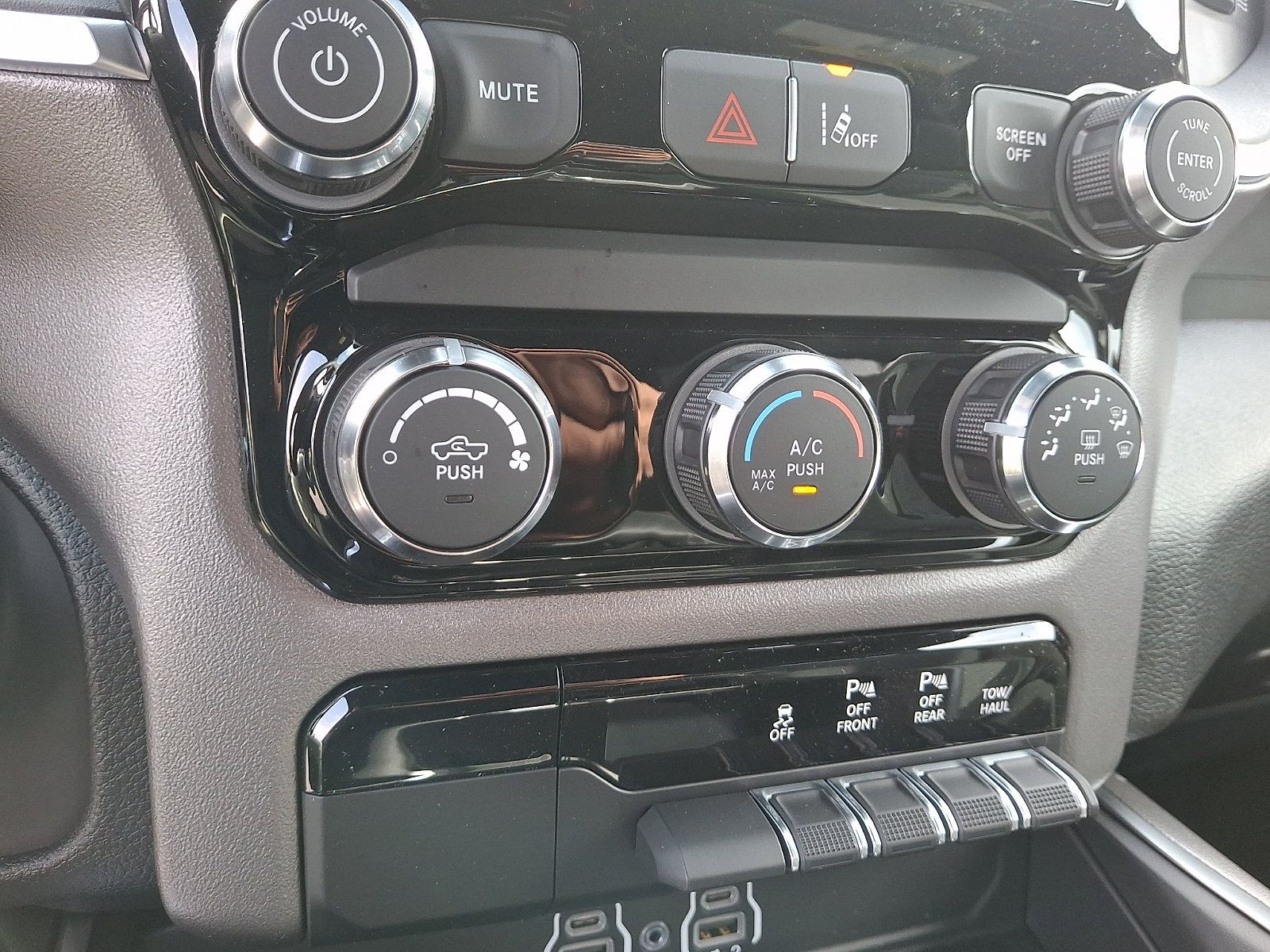 New 2026 RAM 1500 Express AWD/4WD image 12