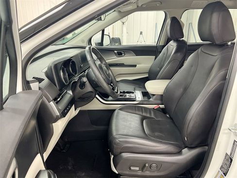 Used 2024 Kia Carnival LX image 18