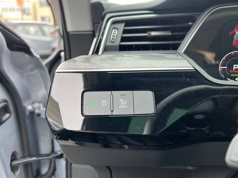 Used 2022 Audi e-tron Premium AWD/4WD image 38