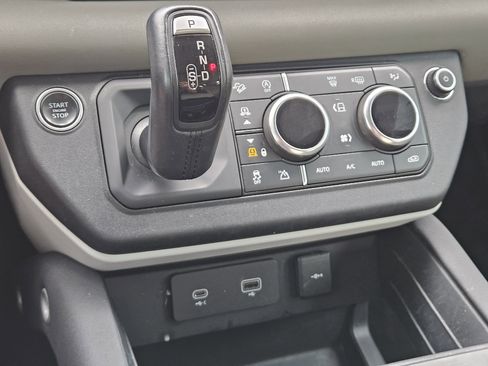 Used 2020 Land Rover Defender 110 SE image 21