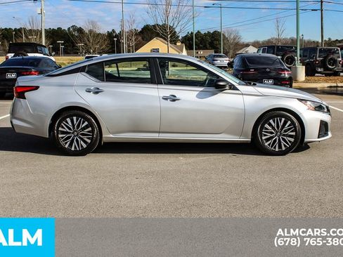 Used 2024 Nissan Altima 2.5 SV image 9