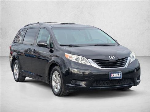 Used 2015 Toyota Sienna LE image 3