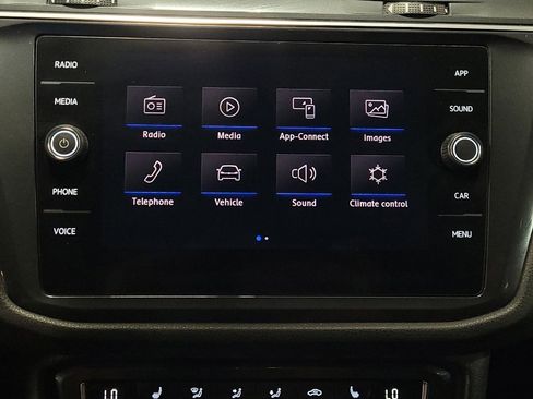 Used 2020 Volkswagen Tiguan SEL AWD/4WD image 25