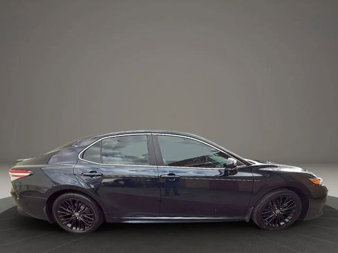 Used 2020 Toyota Camry SE image 4