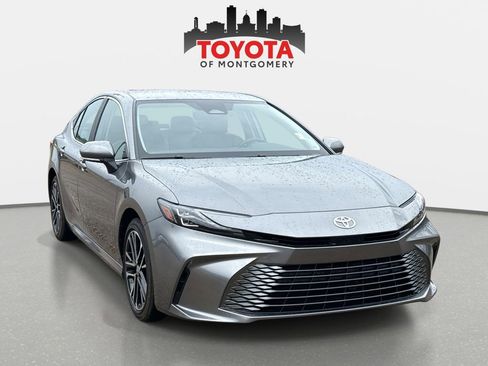 Used 2025 Toyota Camry XLE image 1