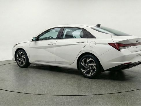 Used 2025 Hyundai Elantra SEL image 6