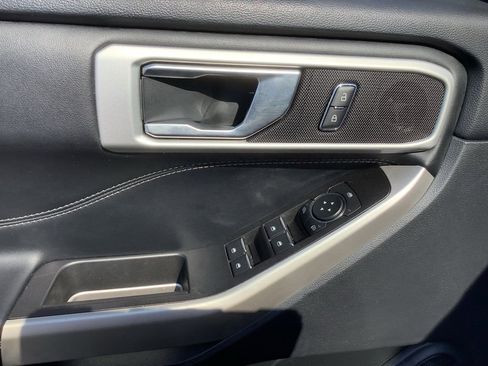 Used 2022 Ford Explorer XLT image 12