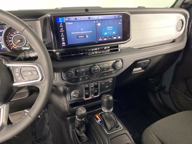 Used 2026 Jeep Wrangler Unlimited Sahara AWD/4WD image 29