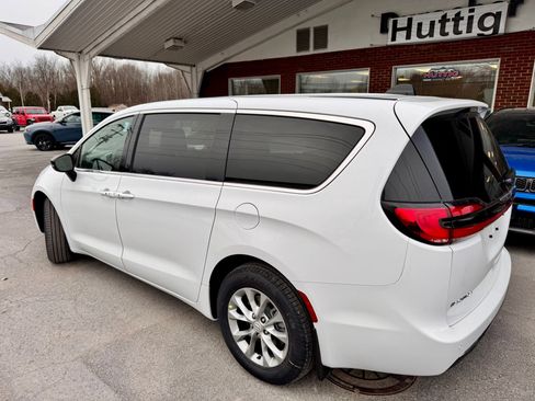 New 2026 Chrysler Pacifica Select image 3