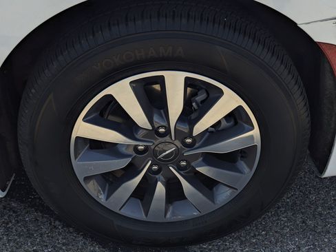 Used 2024 Chrysler Pacifica Limited FWD image 7