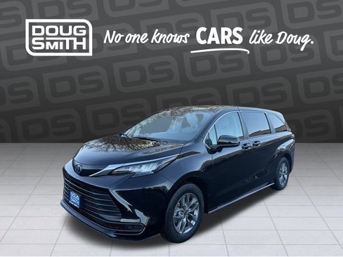 Used 2024 Toyota Sienna LE image 1