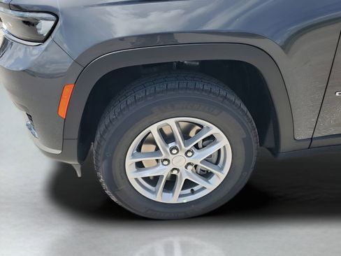 New 2025 Jeep Grand Cherokee L Laredo image 18