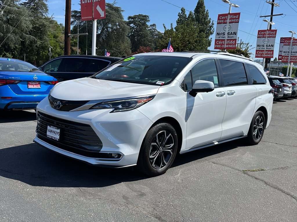 Used 2025 Toyota Sienna Platinum AWD/4WD image 2