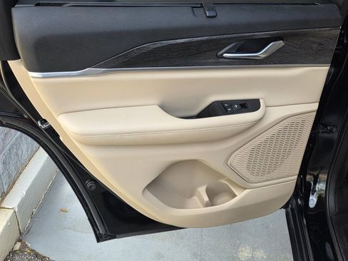 Used 2025 Jeep Grand Cherokee Limited w/ Luxury Tech Group II image 44