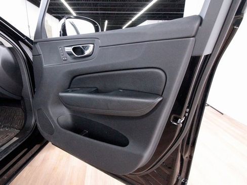 Used 2019 Volvo XC60 T5 Momentum w/ Premium Package image 26