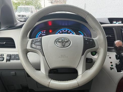 Used 2014 Toyota Sienna XLE AWD/4WD image 12