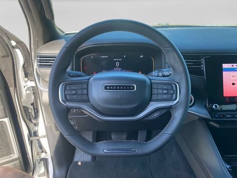 Used 2023 Jeep Wagoneer 2WD image 12