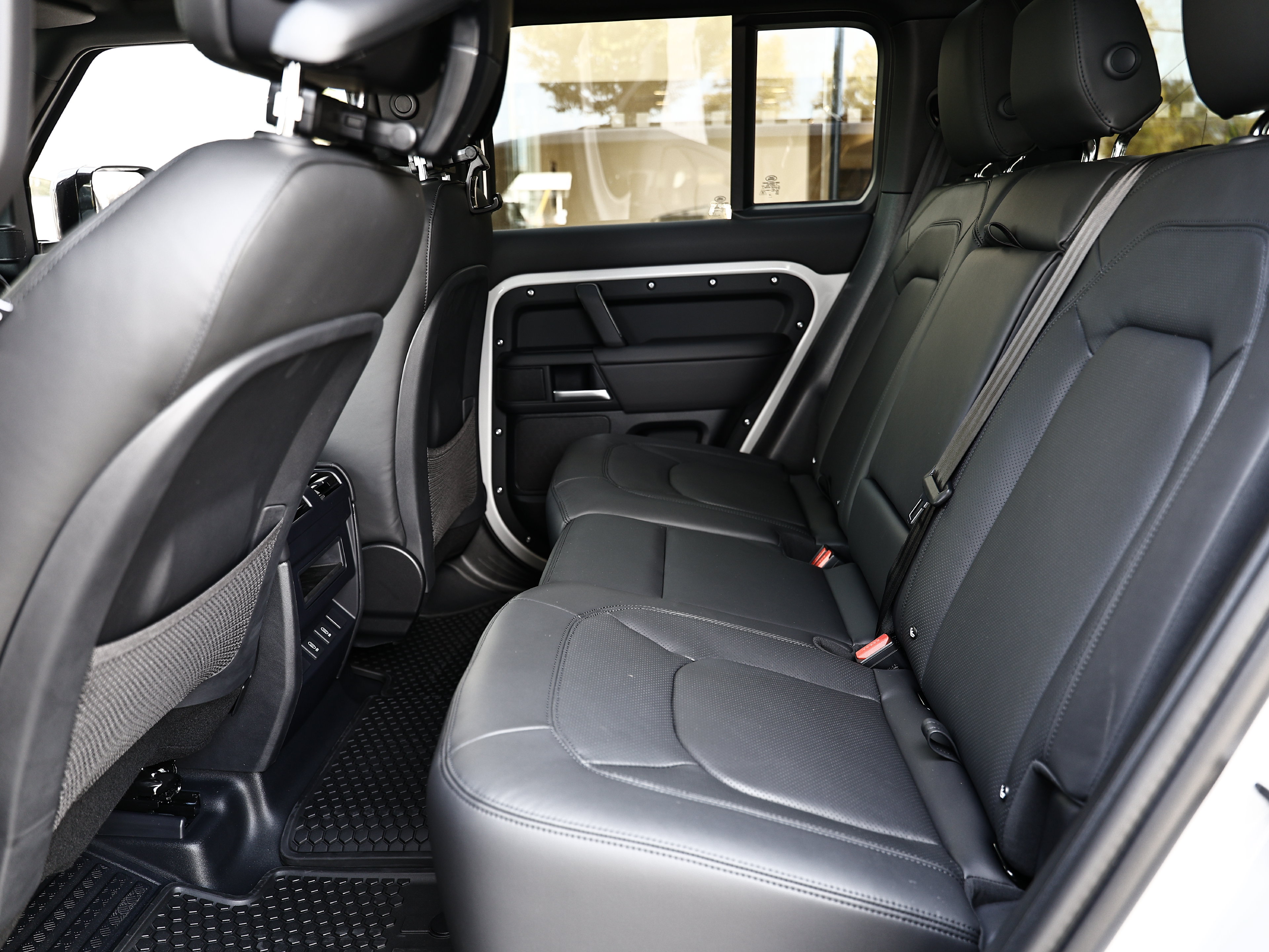 New 2026 Land Rover Defender 110 X-Dynamic SE AWD/4WD image 29