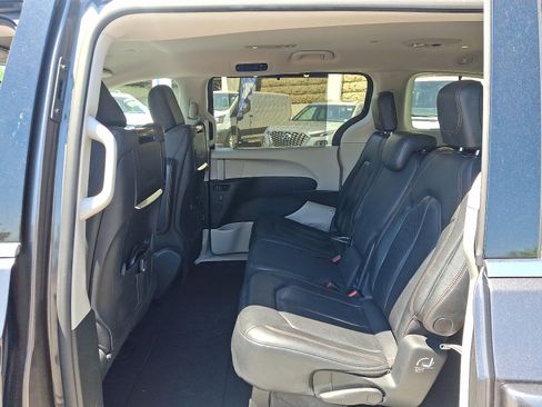 Used 2020 Chrysler Pacifica Touring-L Plus FWD image 10