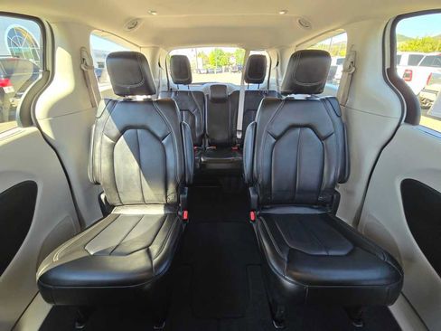 Used 2023 Chrysler Pacifica Touring-L FWD image 18