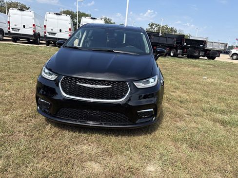 Used 2024 Chrysler Pacifica Limited FWD image 2