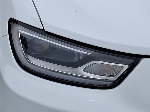 Certified 2024 Chrysler Pacifica Limited FWD image 10