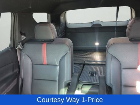 Used 2026 Chevrolet Traverse RS w/ LPO, Floor Liner Package FWD image 13