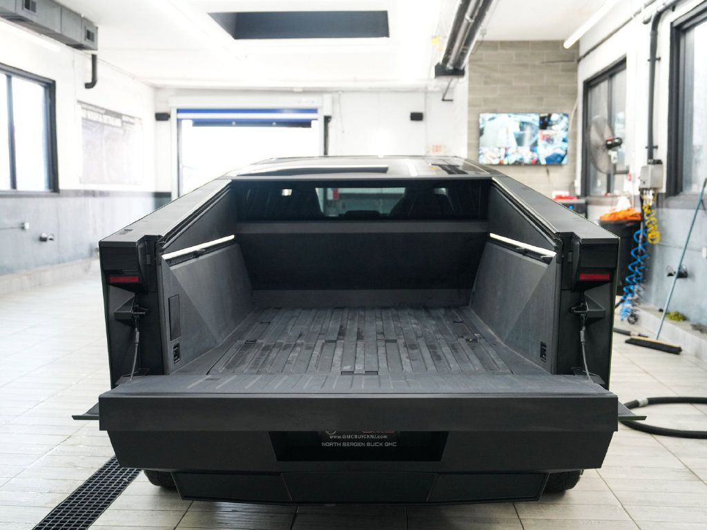 Used 2024 Tesla Cybertruck Cyberbeast AWD/4WD image 33