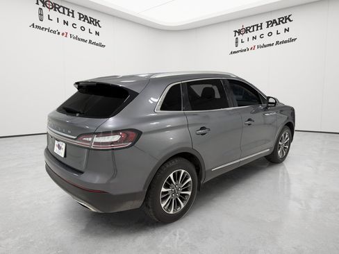 Used 2023 Lincoln Nautilus FWD w/ Premium Package image 5