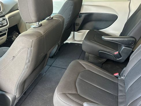 Used 2022 Chrysler Voyager LX image 12