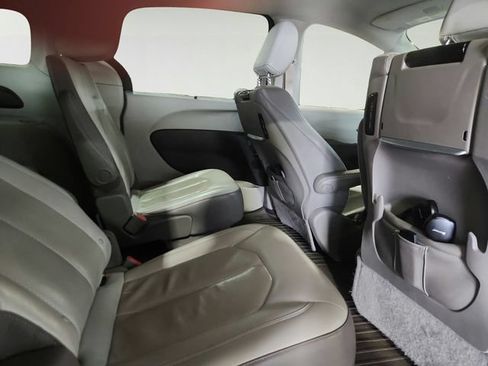 Used 2018 Chrysler Pacifica Touring-L Plus FWD image 28