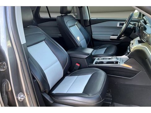 Used 2022 Ford Explorer XLT w/ Equipment Group 202A AWD/4WD image 9