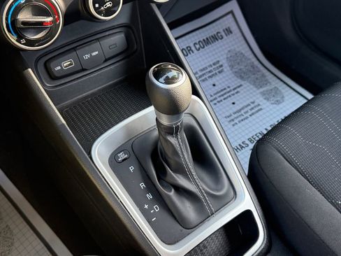 Used 2022 Hyundai Venue SE image 24