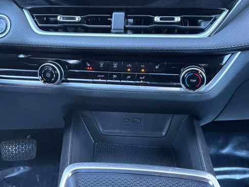 Used 2025 Chevrolet Equinox LT image 38