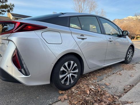 Used 2021 Toyota Prius Prime Limited image 4