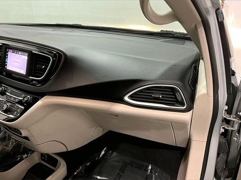 Used 2022 Chrysler Voyager LX image 28