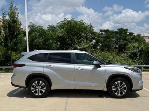 Used 2025 Toyota Highlander XLE FWD image 6