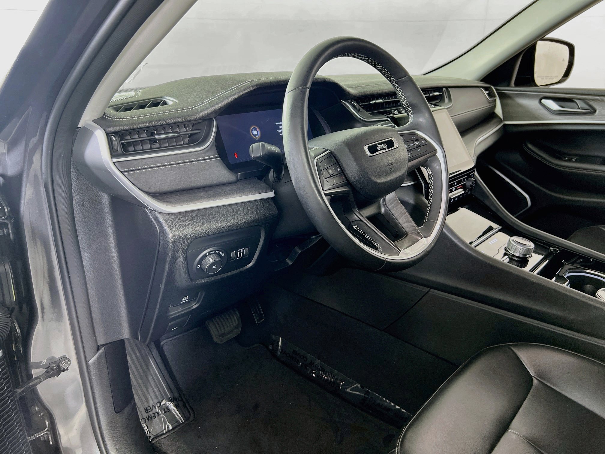 Used 2023 Jeep Grand Cherokee Limited AWD/4WD image 9